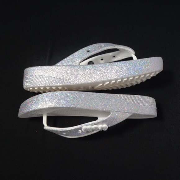 Crocs Women's  Silver Classic Platform Glitter Flip Flop Shoes Sandals Size 7 - Picture 3 of 7